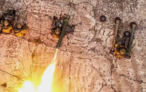 Výstřel rakety pohledem z dronu.