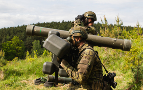 Hlavní zbraní jednotky jsou protiletadlové raketové komplety RBS-70.
