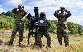 Vojáci cvičili s protiletadlovými raketovými komplety RBS-70NG.