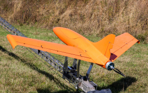 Prototyp nového imitátoru vzdušného cíle, na který vojáci při cvičení působili.