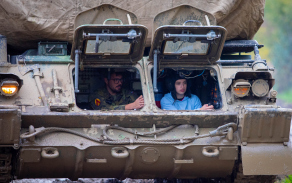 Jízda v pásovém vozidle představovala pro účastníky akce Vojákem na zkoušku velký zážitek.