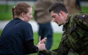 Sebeobranné techniky boje zblízka si civilisté vyzkoušeli i na samotných instruktorech.