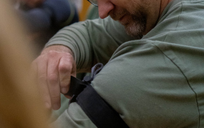 Učili se, jak pomocí turniketu zastavit masivní končetinové krvácení.