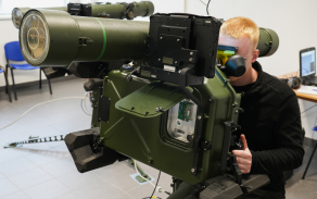 Civilisté si na trenažéru vyzkoušeli sestřelování nepřátelských letadel.