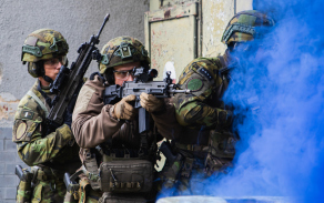 Při výcviku používali imitační munici.