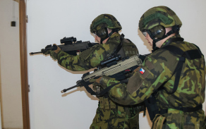 Trénovali vstup do místností.