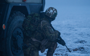 Při taktickém výcviku procvičovali činnost při sesednutí z vozidla.