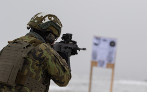 Odolnost vojáků prověřily mrazivé podmínky Doupovských hor. 