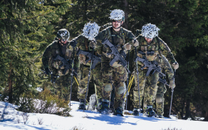 Přesuny se zbraňovými systémy, vážícími desítky kilogramů, byly fyzicky náročné.