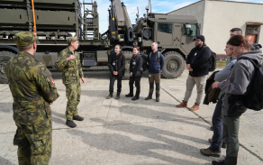 Civilisté si během akce Vojákem na zkoušku prohlédli protiletadlový raketový systém SPYDER.