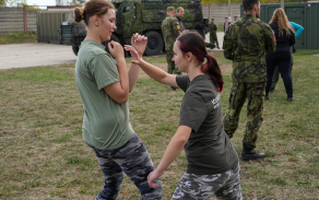 Cvičili sebeobranné techniky boje zblízka.