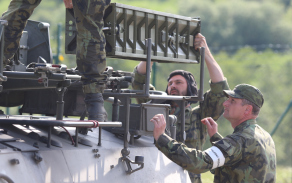 Nabíjení protiletadlového raketového kompletu S-10M2D.