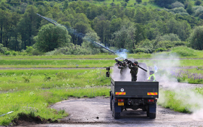 Vojáci stříleli také z protiletadlových raketových kompletů S-2M.