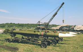 Rakety postupně procházejí několika pracovišti technologické linky.