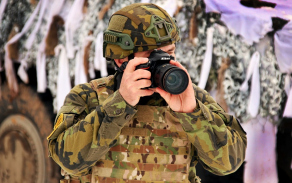 Nadporučík T.V. se v misi může soustředit jen na fotografii