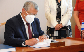 Smlouvu podepsali náměstek pro řízení sekce vyzbrojování a akvizic Lubor Koudelka a za izraelskou stranu generální sekretář izraelského ministerstva obrany Amir Eshel (na snímku).