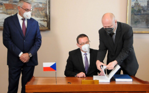 Podpisu přihlížel ministr obrany Lubomír Metnar (vlevo).