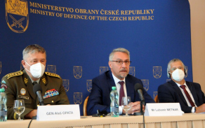 O výhodách systému pro Armádu ČR promluvil náčelník Generálního štábu AČR armádní generál Aleš Opata (vlevo).