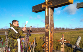 Obřadu žehnání kříže se ujal kaplan české jednotky.