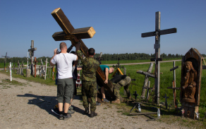 S instalací kříže, vážícího 60 kilogramů, pomáhalo několik lidí.