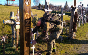 Po instalaci následovalo nalakování kříže.