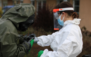 Chemici z Liberce provádějí dezinfekci strakonických zdravotníků.