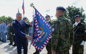 Ministr obrany Lubomír Metnar připevnil na bojový prapor praporu podpory stuhu s čestným názvem.