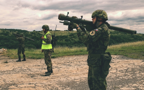 Vojáci během nácviku na bojové střelby z protiletadlových raketových kompletů S-2M. 