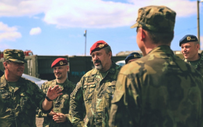 Vojáky při bojových střelbách navštívil náčelník Generálního štábu Armády ČR generálporučík Aleš Opata. 