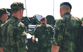 Z návštěvy generálporučíka Aleše Opaty na protiletadlové střelnici Březina.