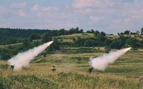 Ničení cíle salvou z protiletadlových raketových kompletů S-2M. 