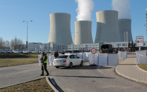Příslušníci aktivní zálohy střežili příjezdové komunikace k jaderné elektrárně Temelín.