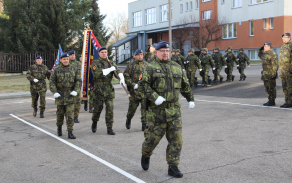Slavnostní nástup, během kterého byla podepsána smlouva na dodávku protiletadlových raketových kompletů RBS-70NG, byl zahájen přinesením bojových praporů.