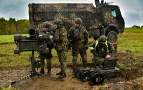Příprava protiletadlového kompletu RBS-70 před střelbami.