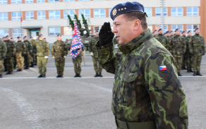 Velitel útvaru plukovník Ján Sedliačik během přehlídky nastoupených jednotek.