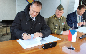 Smlouvu na dodávku protiletadlových kompletů RBS-70NG podepsali náměstek Daniel Koštoval, generálmajor Jaromír Zůna a Kristian Wallin (zleva).