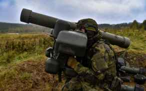 Operátor kompletu RBS-70 sleduje cíl.
