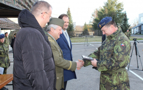 Velitel strakonického útvaru plukovník Ján Sedliačik předal během slavnostního nástupu plakety, které budou hostům připomínat podpis smlouvy.