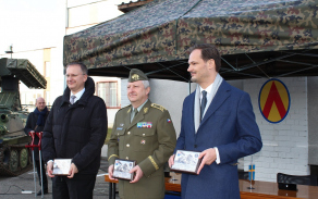 Náměstek Daniel Koštoval, generálmajor Jaromír Zůna a Kristian Wallin (zleva) obdrželi pamětní plakety.