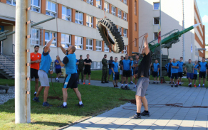 Při další disciplíně vojáci vytahovali pneumatiku přes kladku na stožár.