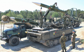 Nabíjení odpalovacího zařízení ostrými raketami.