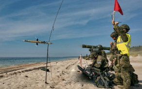 Výstřel z kompletu RBS-70, krátce po startu se odpojí startovací motor.