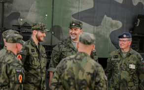 Velitel Vzdušných sil AČR generálmajor Petr Čepelka pohovořil nejen s civilisty, ale i s vojáky, kteří akci zajišťovali.