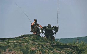 Maďarské družstvo s protiletadlovým raketovým kompletem MISTRAL.