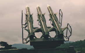 Rakety na lafetě odpalovacího zařízení. 