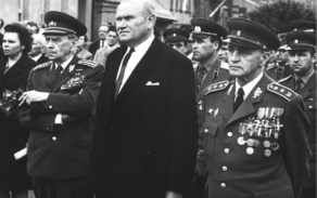 V roce 1970 se generál Jaroslav Selner (první zprava) zúčastnil spolu s armádním generálem Karlem Klapálkem (první zleva) oslav osvobození v Novém Městě nad Metují, rodišti generála Klapálka.