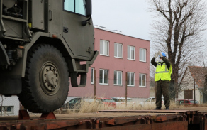 Spolupráce s navádějící osobou je důležitá také při najíždění vozidla na klín.