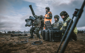 Po nabití novou municí je komplet RBS-70 znovu připraven ke střelbě.