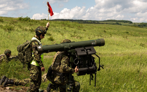 Protiletadlový komplet RBS-70NG je připraven ke střelbě.