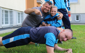 Vítěz cviku „plank“ (= prkno) vydržel v této pozici více než deset minut.